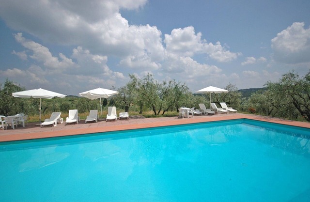 Nice apartment for 4 people with WIFI, pool and TV, close to Florence