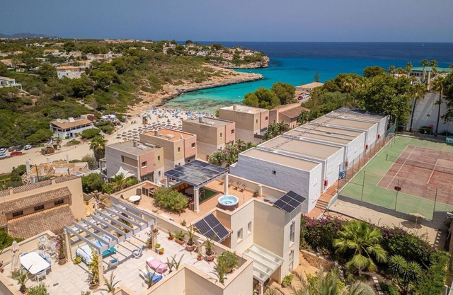 Nice apartment for 6 people with A/C, hot tub, pool, TV, terrace and parking