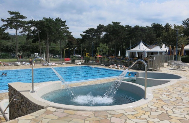 Nice apartment in villa for 4 guests with WIFI, pool, A/C, TV and terrace