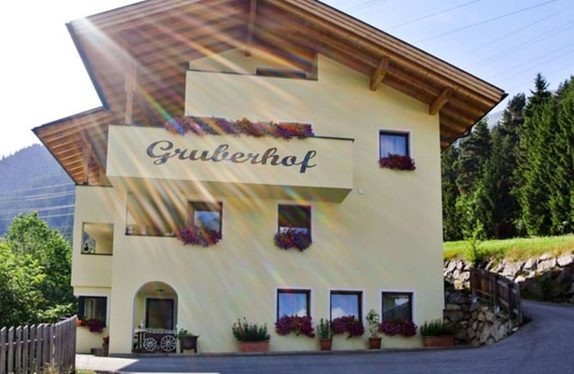 Nice apartment in villa for 4 people with WIFI, TV, pets allowed and parking