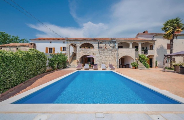 Nice apartment in Baderna with kitchen