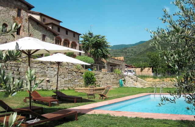 Nice apartment in villa for 4 people with WIFI, pool, TV, terrace and parking
