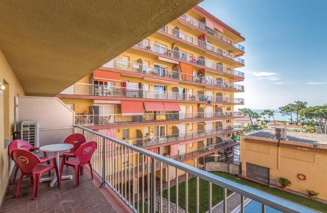 Nice Apartment In Malgrat De Mar With 2 Bedrooms, Wifi And Outdoor Swimming Pool