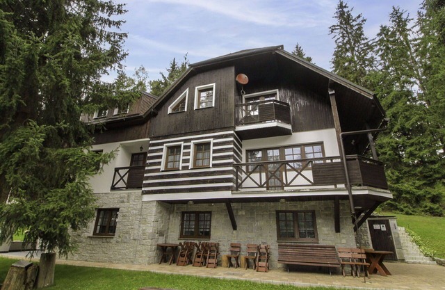 Nice apartment in villa for 19 people with WIFI, TV and balcony