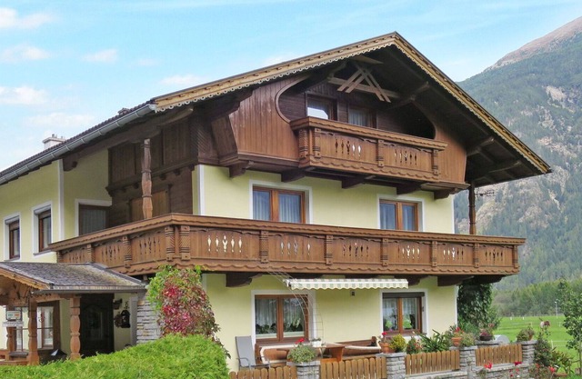 Nice apartment in villa for 6 guests with WIFI, TV, balcony, pets allowed and parking