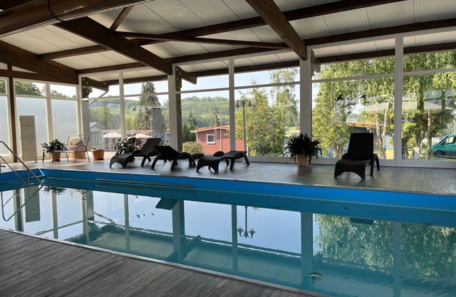 Nice apartment in villa for 5 guests with pool, WIFI, TV, terrace and pets allowed