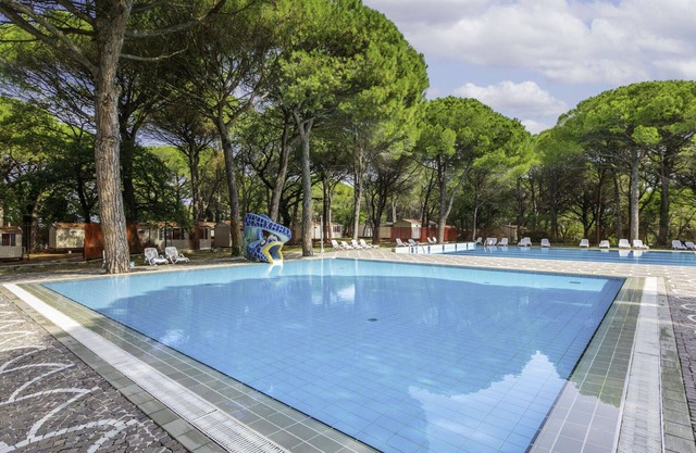 Nice apartment in villa for 6 people with WIFI, A/C, pool, terrace and pets allowed
