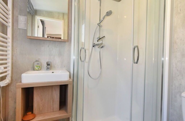 Nice apartment in villa for 4 guests with WIFI, A/C, TV, terrace and pets allowed