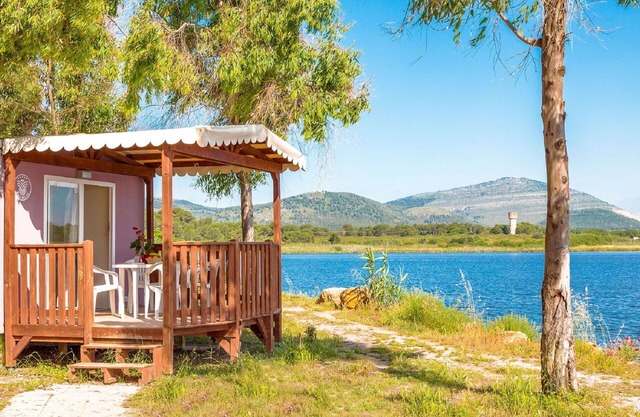 Nice apartment in villa for 4 guests with pool, A/C, WIFI, TV, terrace, pets allowed and parking