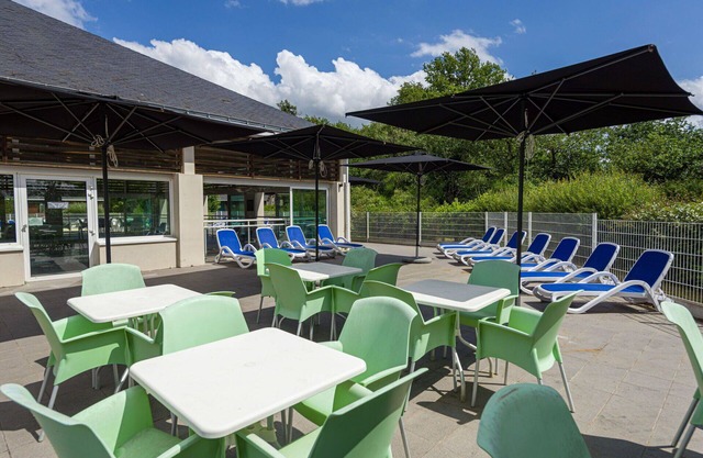 Nice apartment in villa for 5 guests with internet, pool, TV, terrace and pets allowed