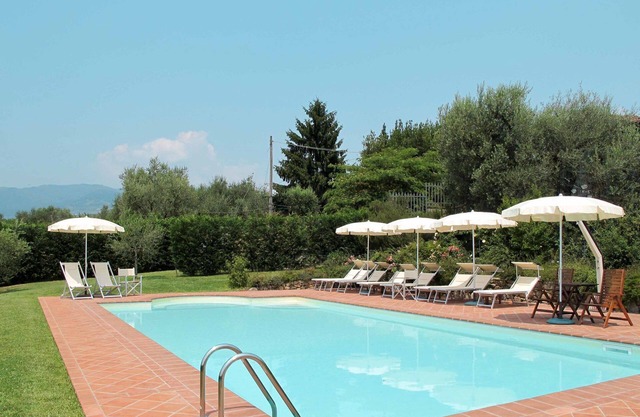 Nice apartment in villa for 6 people with WIFI, pool, TV, patio, pets allowed and parking