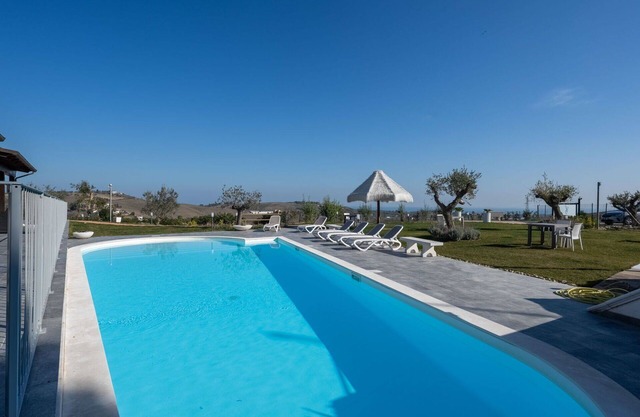 Nice apartment in villa for 4 guests with pool, A/C, WIFI, TV, patio and pets allowed