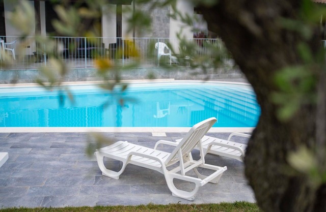 Nice apartment in villa for 4 people with pool, A/C, WIFI, TV, patio, pets allowed and parking
