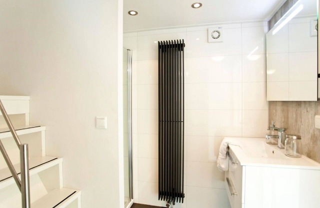 Nice apartment in villa for 6 people with WIFI, pool, TV and terrace