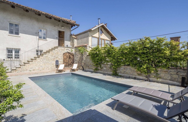 Nice apartment for 4 people with pool, WIFI and terrace, close to Alba