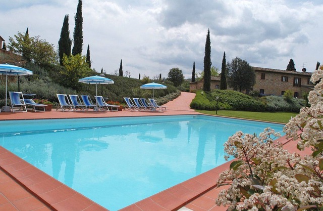 Nice apartment with pool, WIFI, TV, pets allowed, panoramic view and parking, close to San Gimig...