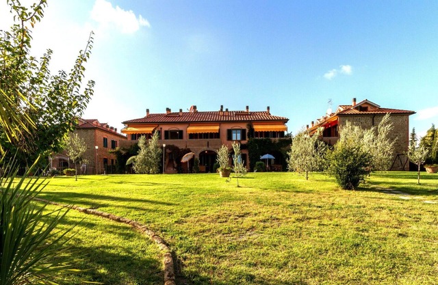 Nice apartment with pool, WIFI, A/C, TV, patio and panoramic view, close to San Gimignano