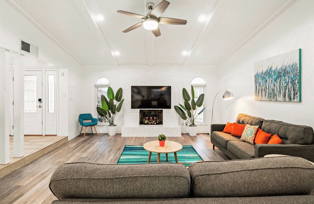 Nice Backyard, King Bed, Family Friendly, Cornhole, Grill, Foosball, Games