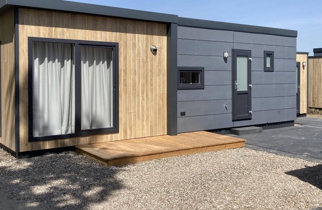 Nice chalet with air conditioning, on a holiday park, 1 km. from the beach