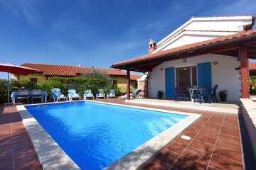 Nice holiday house with private pool and roofed terrace !