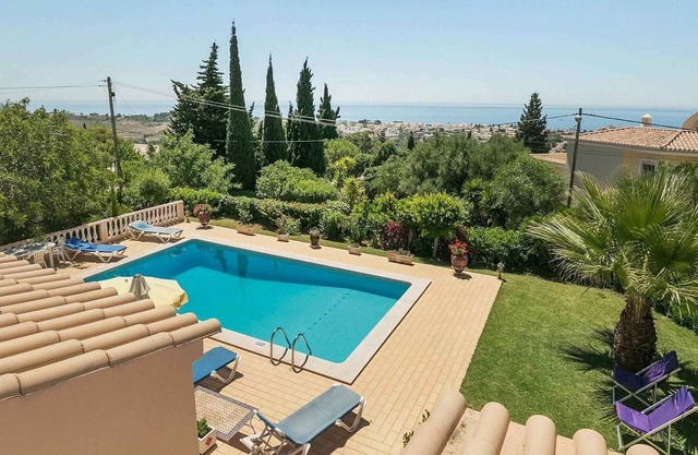Nice holiday in the Algarve with private pool and sea view in Albufeira
