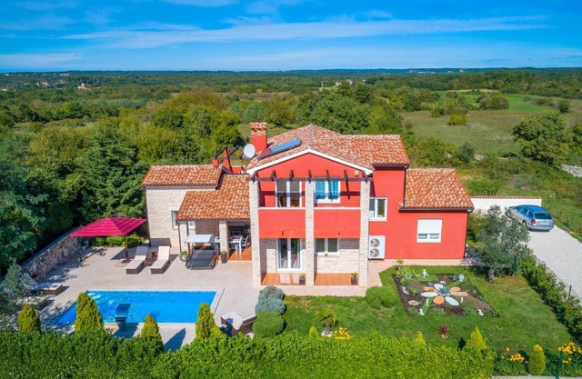 Nice Home In Bratulici With 3 Bedrooms, Sauna And Outdoor Swimming Pool