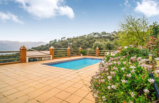 Nice home in Jubrique