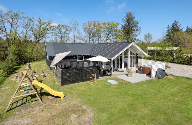 Nice home in Nørre Nebel with kitchen