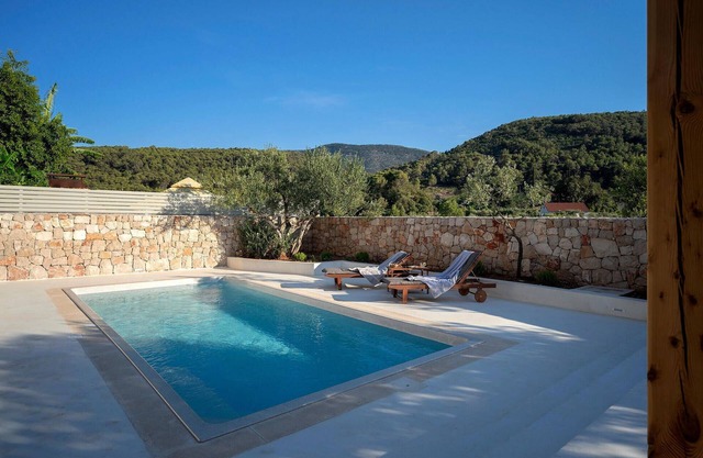 Nice home in Stari Grad with WiFi