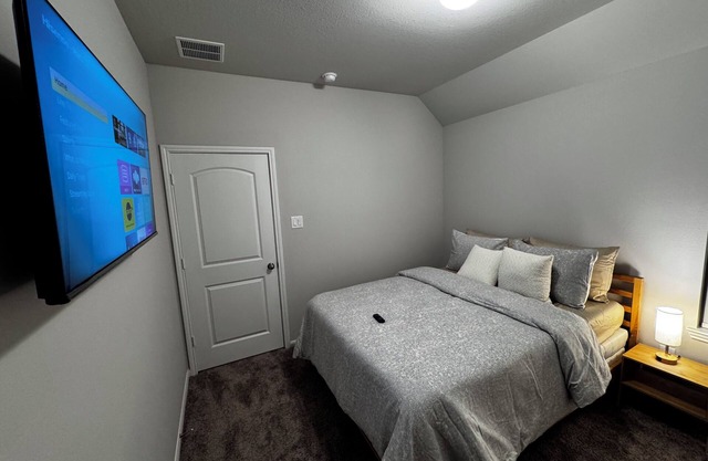 Nicely Cozy Room with Wi-Fi and AC in Cypress