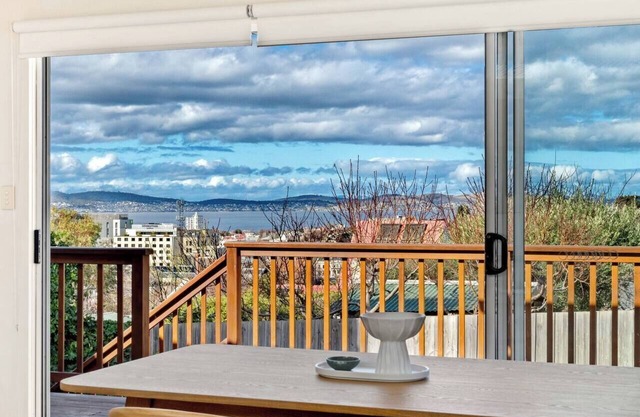 Nielsen Cottage Serene River Views near Hobart CBD