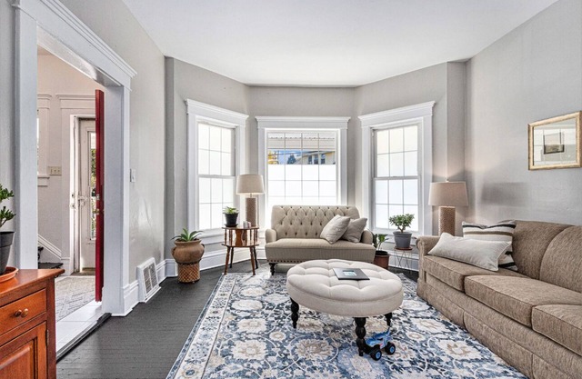 Niles Charmer! Wifi, AC, 3 Queen Beds - walk to downtown!