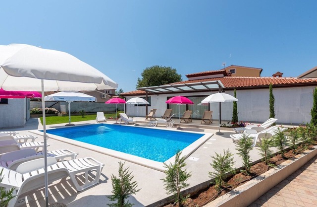 Nino with Shared Pool/One-Bedroom A4 with Terrace