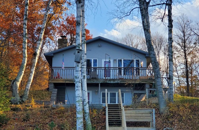 nLakefront home with Minnewawa view! Pontoon incl.