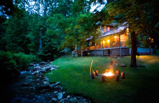 nLog Cabin with hot tub on bold creek