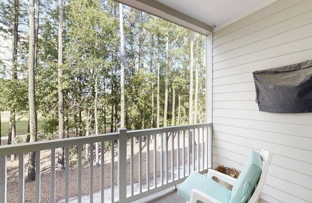 NMB Barefoot Resort! 2/2, 2nd floor, balcony, pool, W/D, pet friendly, king bed!