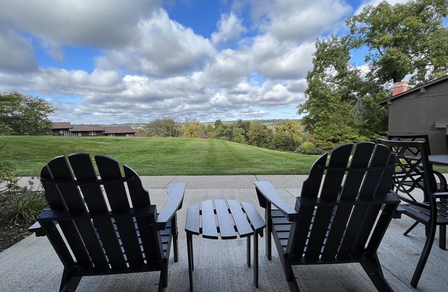 nNewly Updated Modern, Spacious, and Cozy Condo- Right on the Lake!