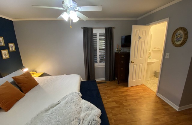 NO CLEANING FEE! Blue Door Cottage - Fast Fiber Wi-Fi - Sleeps 9