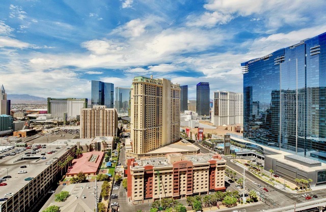 No Resort Fee ! Balcony Strip View Suite - Pool