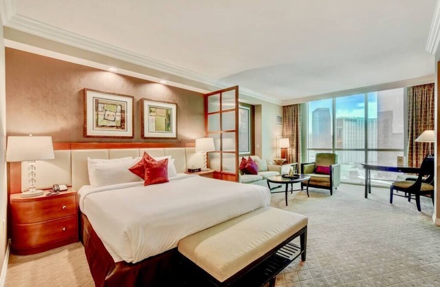 No Resort Fee ! Strip View Suite - Pools & Valet