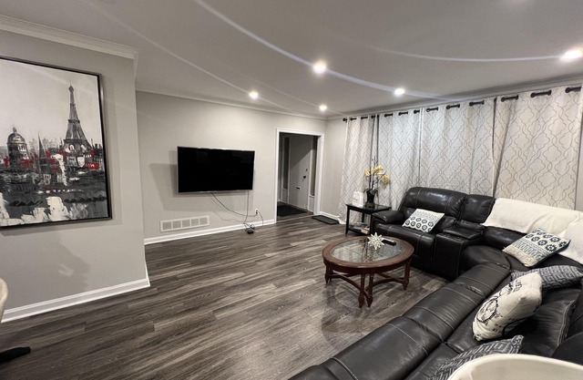 No stairs /Renovated 3-Bedroom free Wifi, Parking close to Finch station