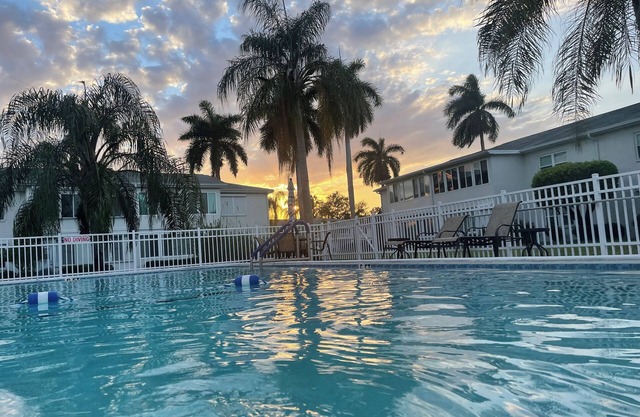 NO steps, park in front of door, spic'n'span fully furnished, quiet corner unit