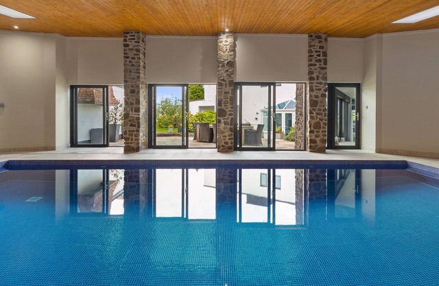 No1 Highpoint -Luxury 2 bed Sea view Apartment with onsite indoor swimming pool