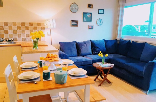 No54 - Modern 3 bed; just metres from the beach & dog friendly