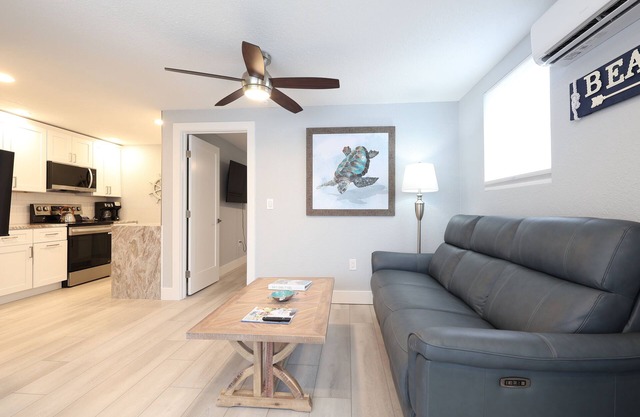 Nook Cottage Across street from beach and Heated Pool