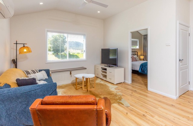 Norfolk Cottage - Cute and convenient for your next escape