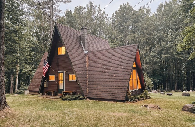 North Country A-Frame Cabin: close to snow mobile trails, skiing, hiking & more!