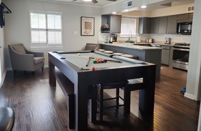 North Dallas home, pool table, minutes to DFW and Love Field