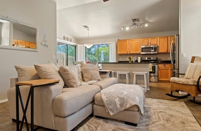 North Phoenix Patio Home w/Garage in Gated Complex!