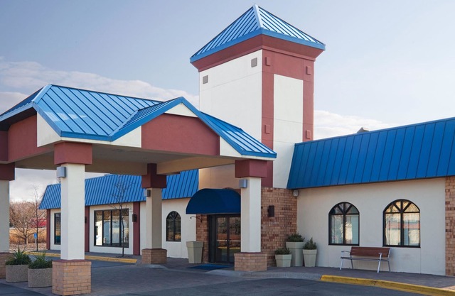 Norwood Inn & Suites